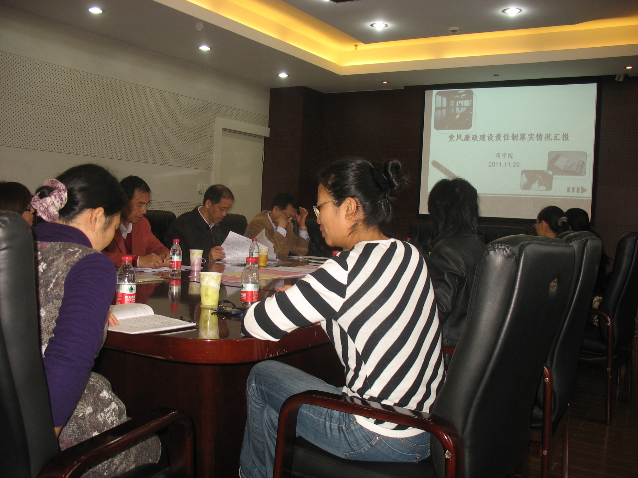 亚洲色情
领导向党风廉政建设领导小组汇报工作