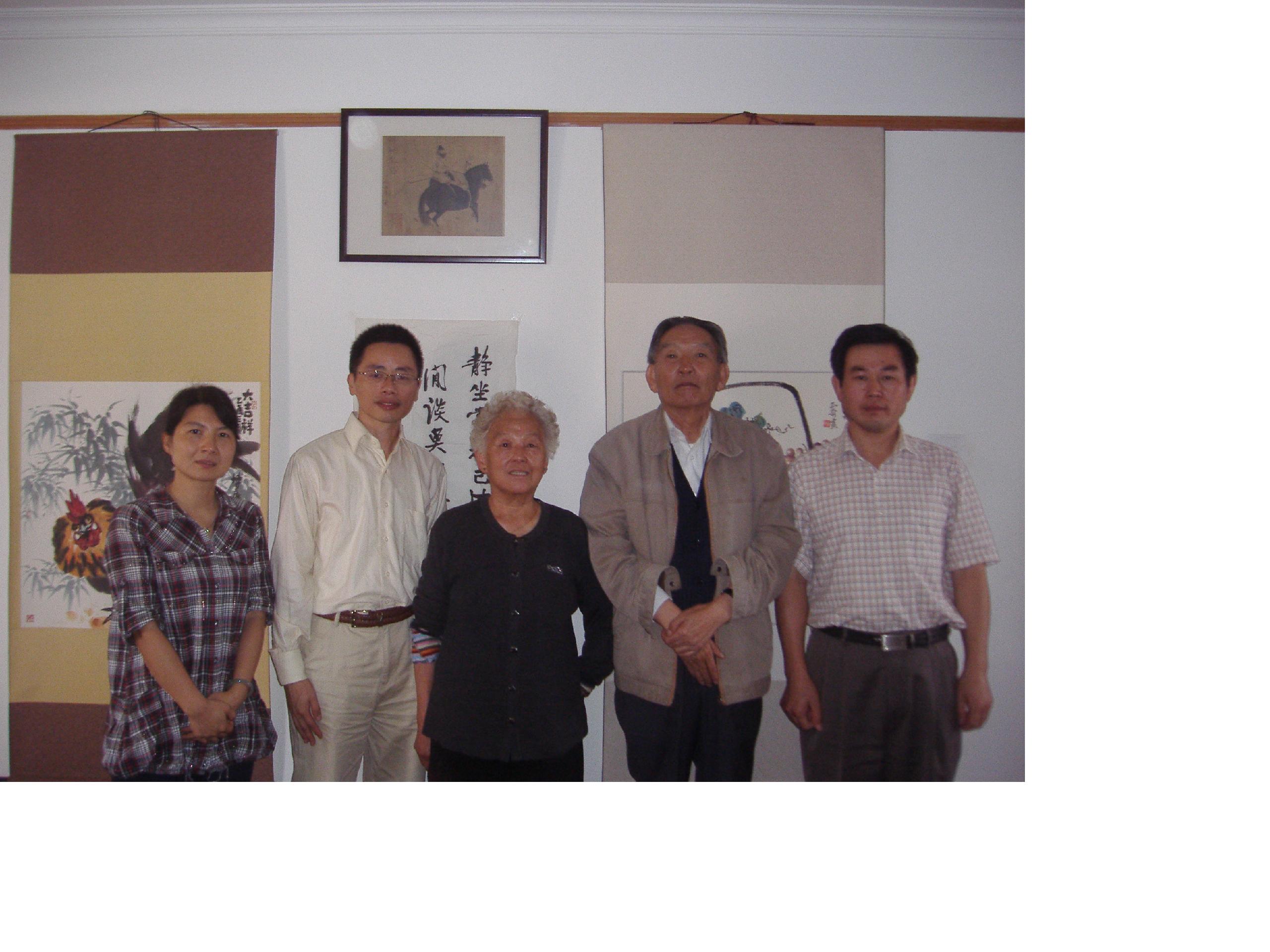 周俊院士夫妇和亚洲色情
领导合影