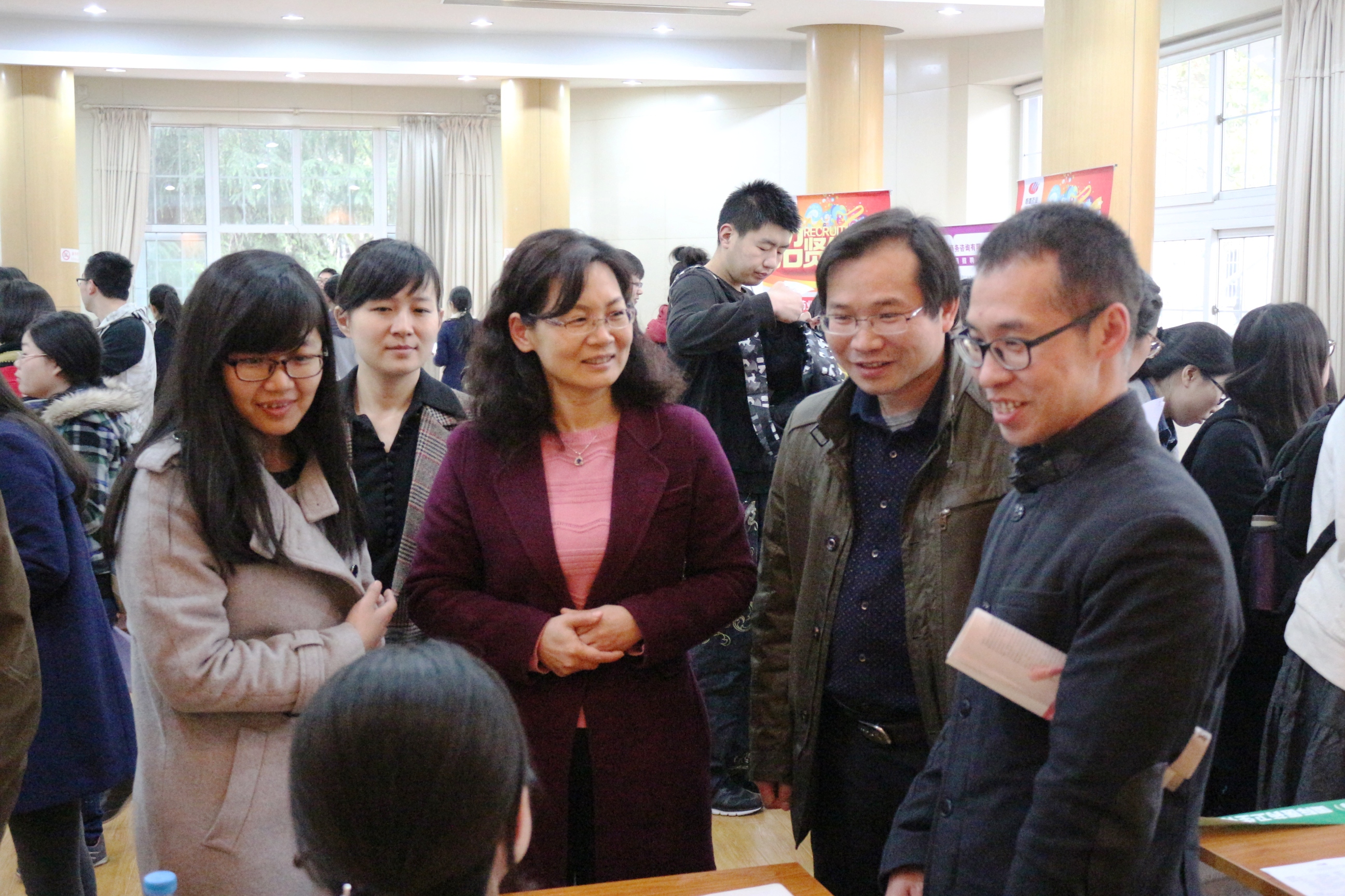 两亚洲色情
领导与参会招聘单位交流