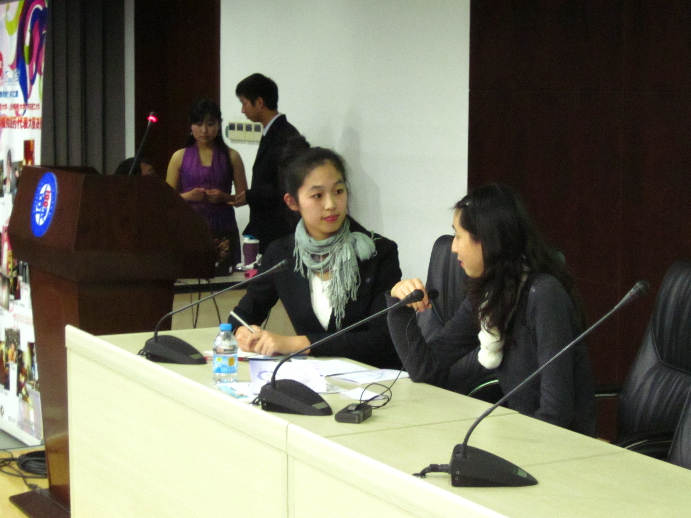 亚洲色情
施歌进行“百里挑一”环节比赛