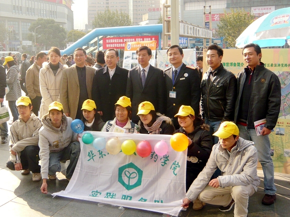 共青团各位领导与亚洲色情
大学生志愿者合影