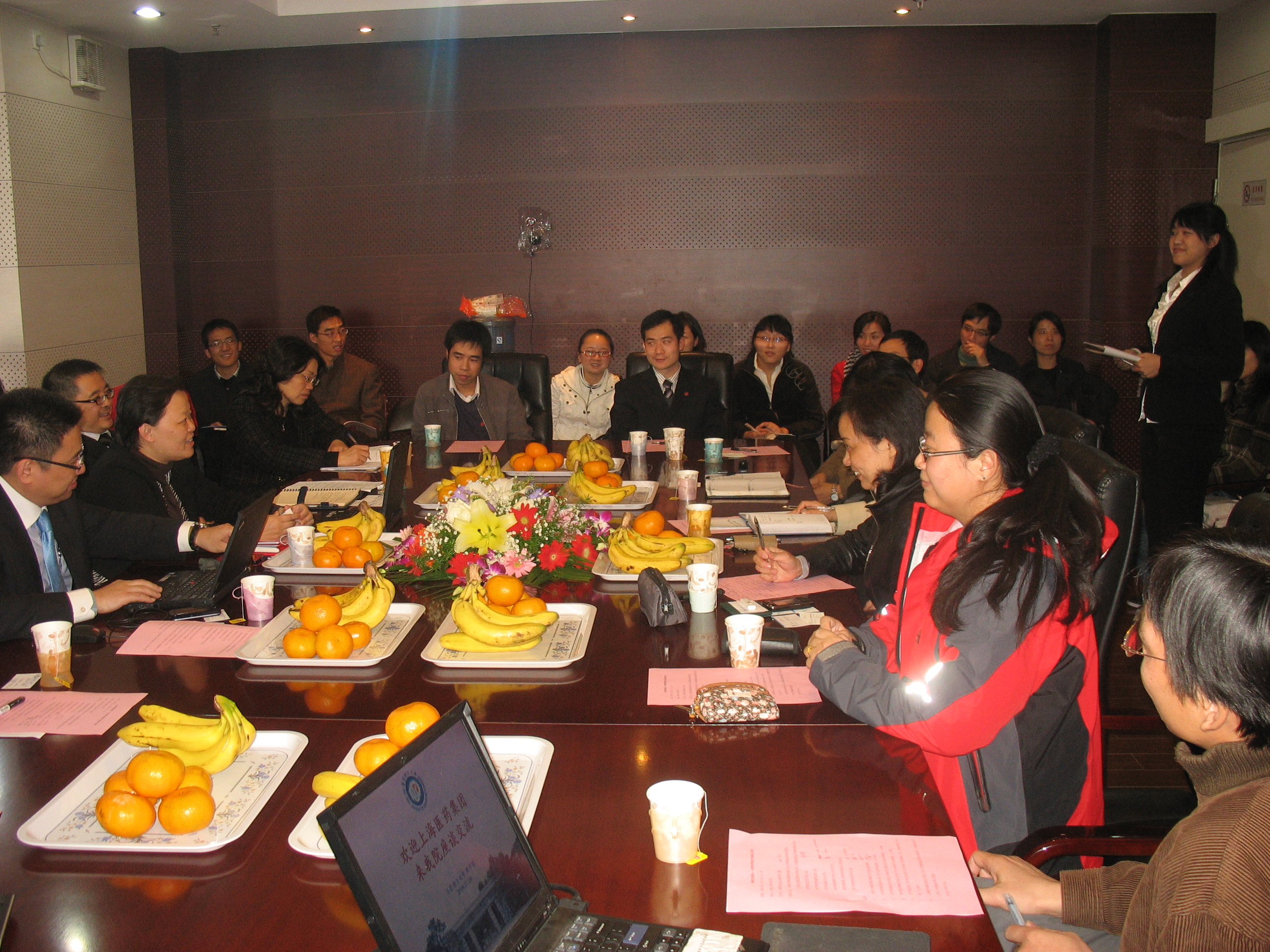 上药集团代表与亚洲色情
毕业生交流